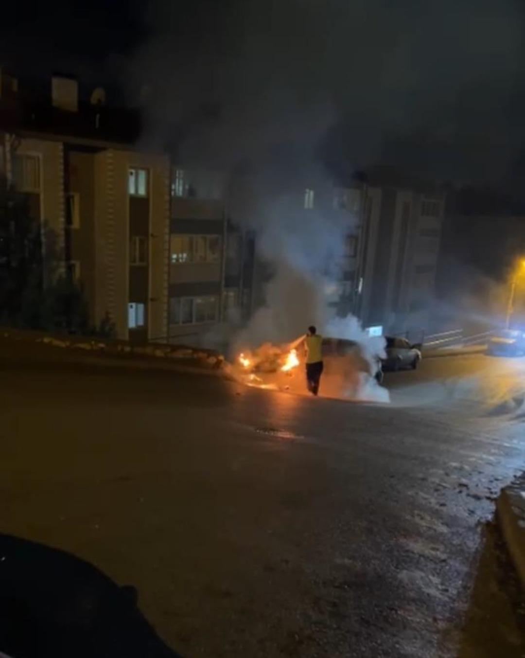 Karabük te yürekler ağza geldi: İstinat duvarına çarpan otomobil alev aldı 3