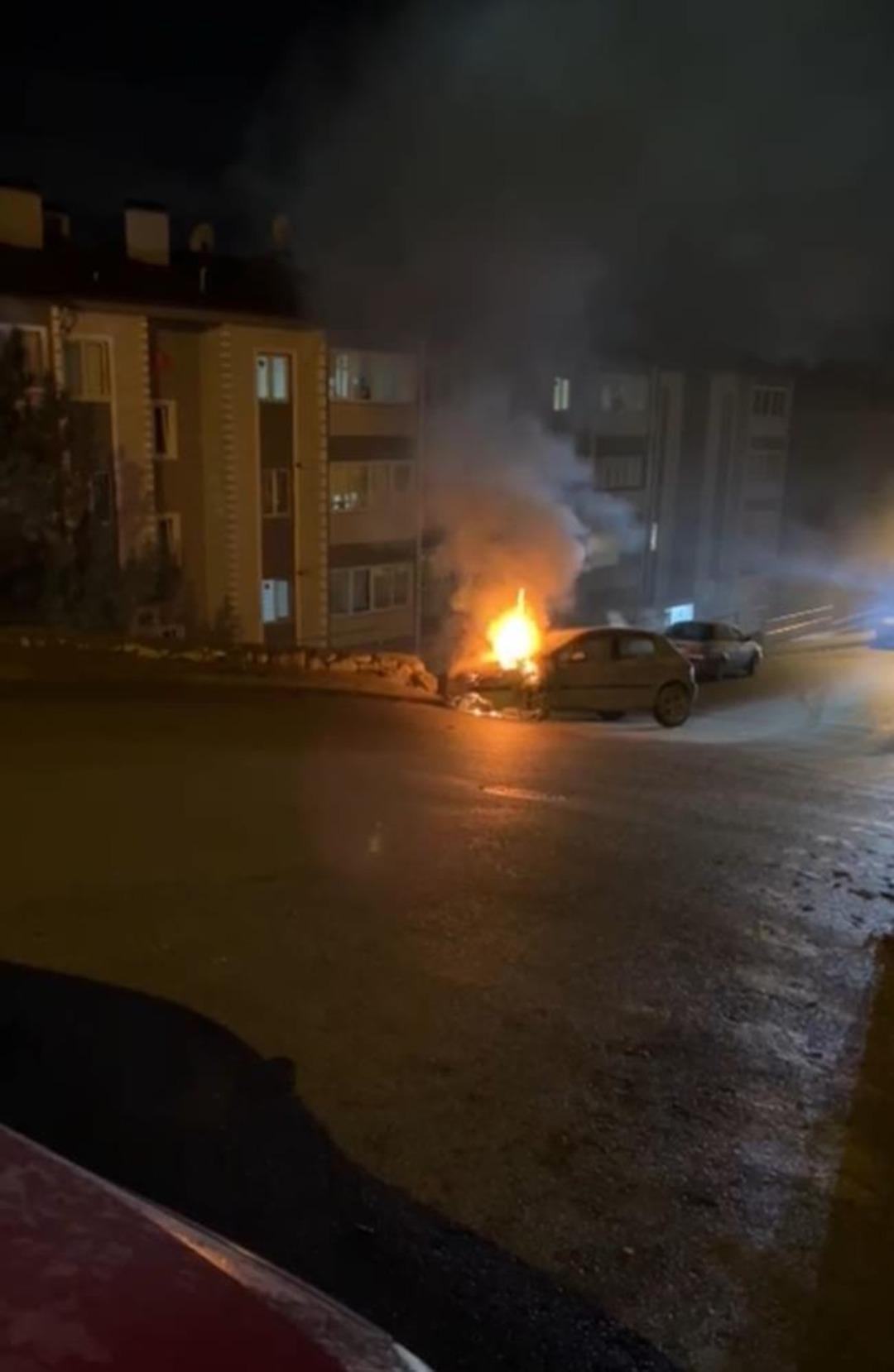 Karabük te yürekler ağza geldi: İstinat duvarına çarpan otomobil alev aldı 4