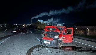 Uşak'ta otomobil ile hafif ticari ara&ccedil; &ccedil;apıştı: 6 yaralı