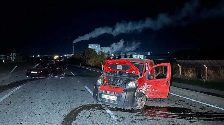 Uşak'ta otomobil ile hafif ticari ara&ccedil; &ccedil;apıştı: 6 yaralı