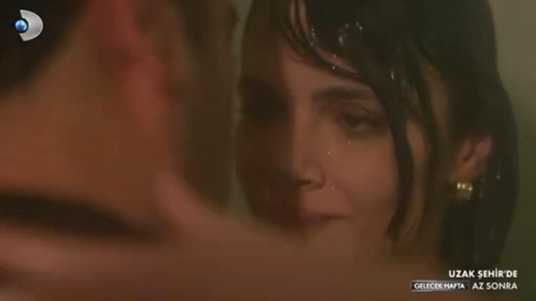 Uzak Şehir de beklenen oldu: Alya ve Cihan ın duşta ateşli sahneleri sosyal medyayı salladı 1