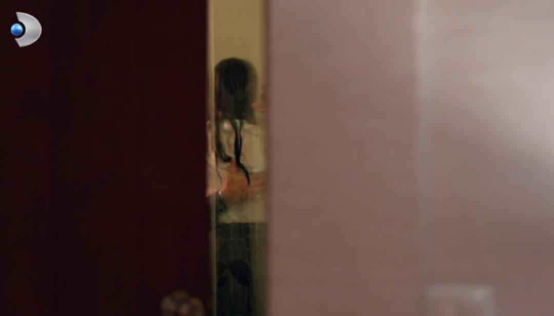 Uzak Şehir de beklenen oldu: Alya ve Cihan ın duşta ateşli sahneleri sosyal medyayı salladı 4