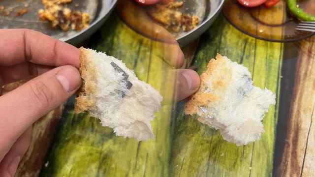 Ekmeğin i&ccedil;inden &ccedil;ıkanı g&ouml;r&uuml;nce şok oldu: 'Son anda fark ettim'