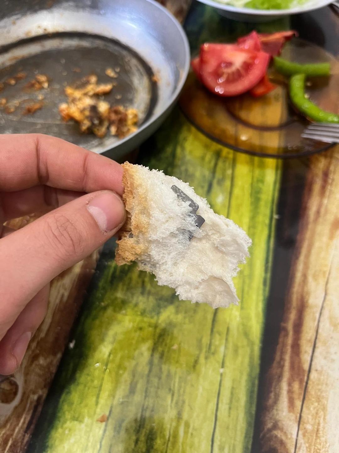 Ekmeğin içinden çıkanı görünce şok oldu: Son anda fark ettim 2