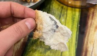 Ekmeğin i&ccedil;inden &ccedil;ıkanı g&ouml;r&uuml;nce hayatının şokunu yaşadı! 