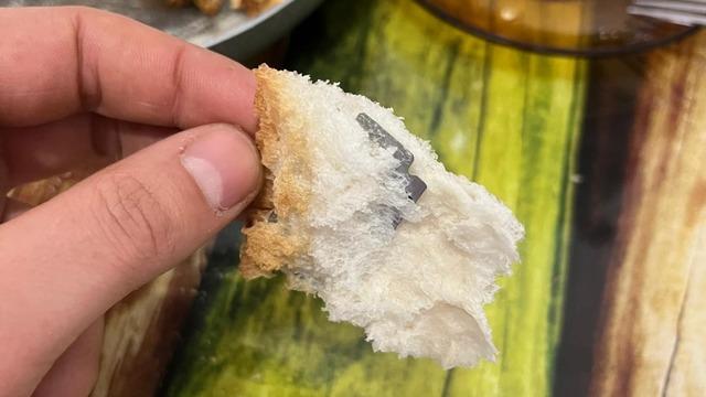 Ekmeğin içinden çıkanı görünce hayatının şokunu yaşadı! 