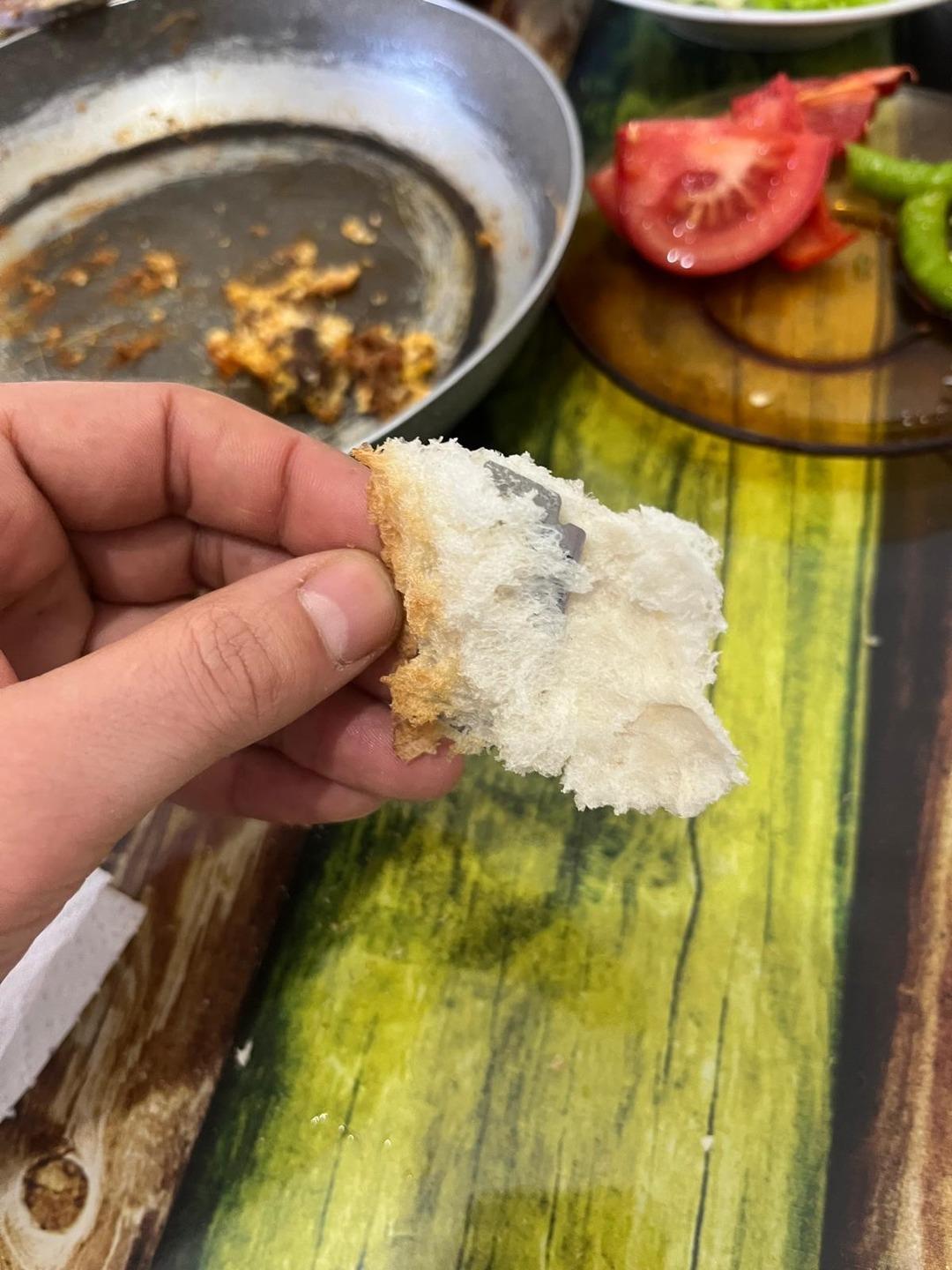 Ekmeğin içinden çıkanı görünce şok oldu: Son anda fark ettim 1