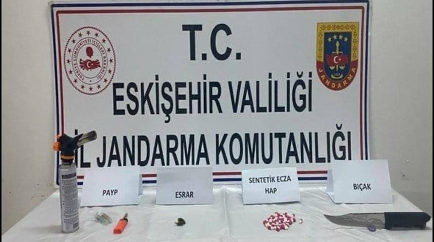 Eskişehir&rsquo;e uyuşturucu getirmek isteyen ş&uuml;pheliler jandarma tarafından yakalandı