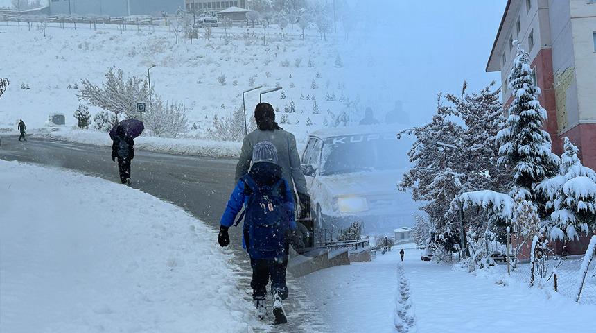 Bir kent beyaza b&uuml;r&uuml;nd&uuml;: U&ccedil;aklar inemedi! Meteoroloji'den kuvvetli kar uyarısı