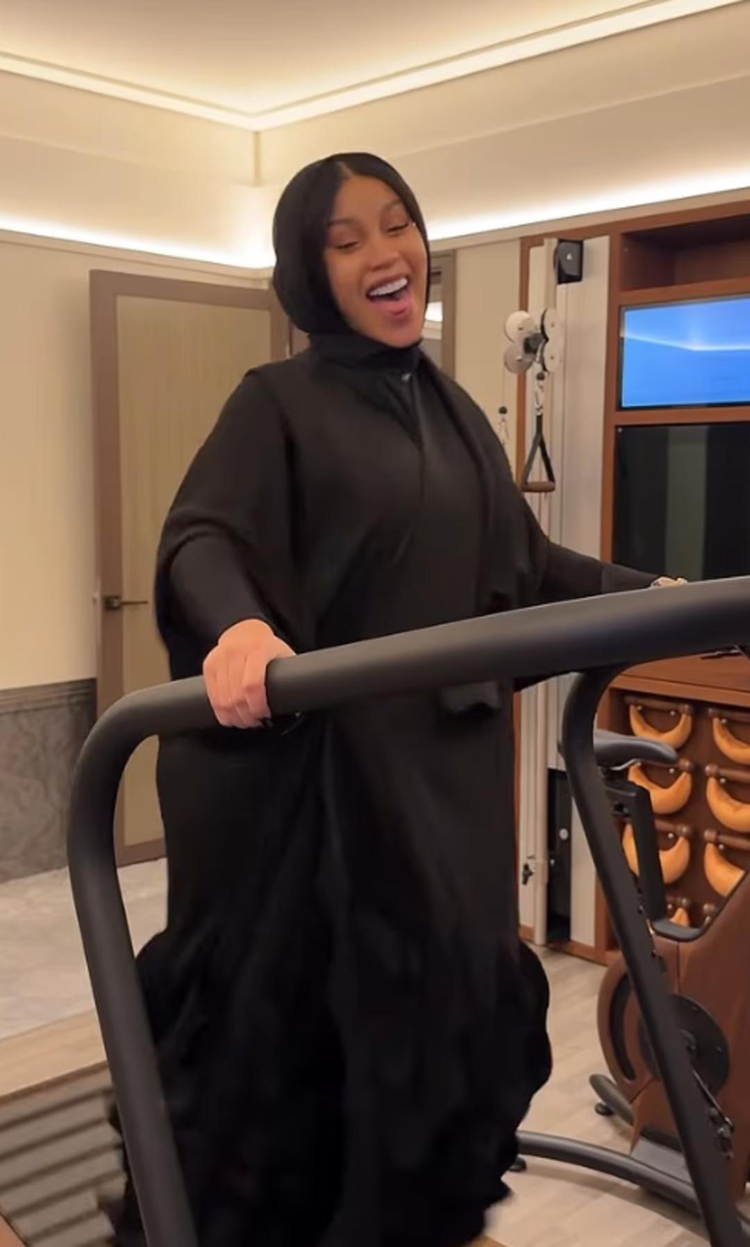 Cardi B, pardösü giyip başörtüsü taktı! O hali gündem oldu 1