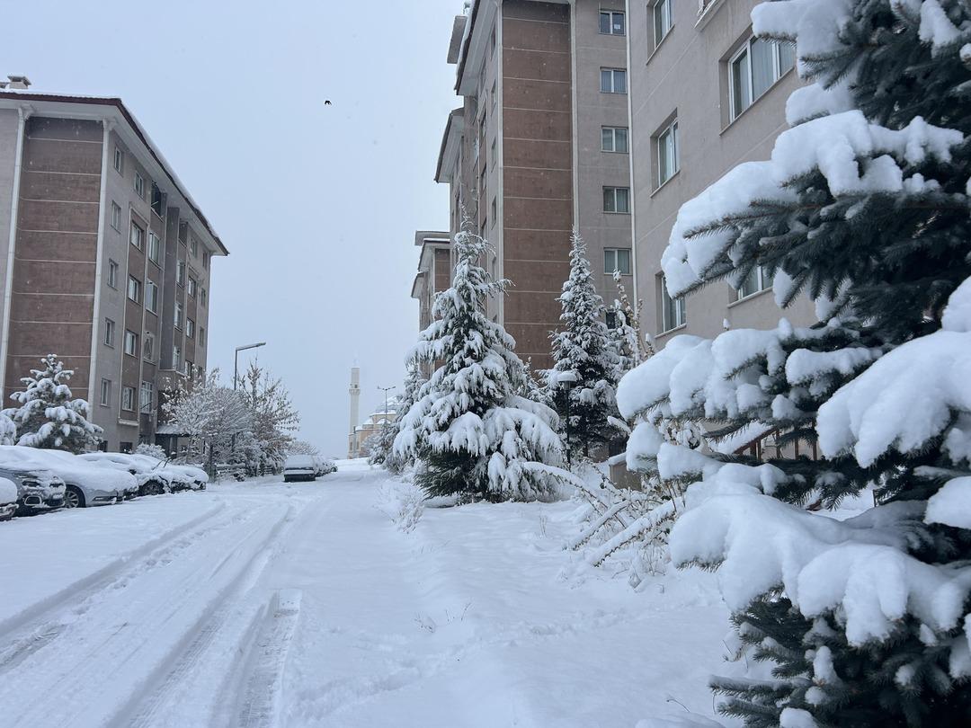 Bir kent beyaza b&uuml;r&uuml;nd&uuml;: U&ccedil;aklar inemedi! Meteoroloji den kuvvetli kar uyarısı 6