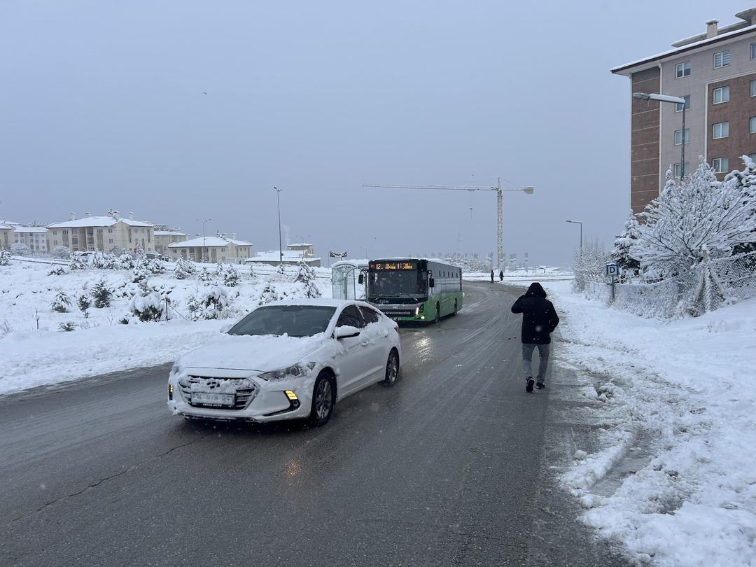 Bir kent beyaza büründü: Uçaklar inemedi! Meteoroloji den kuvvetli kar uyarısı 5