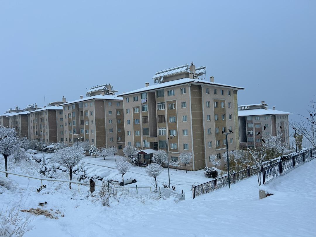 Bir kent beyaza büründü: Uçaklar inemedi! Meteoroloji den kuvvetli kar uyarısı 2