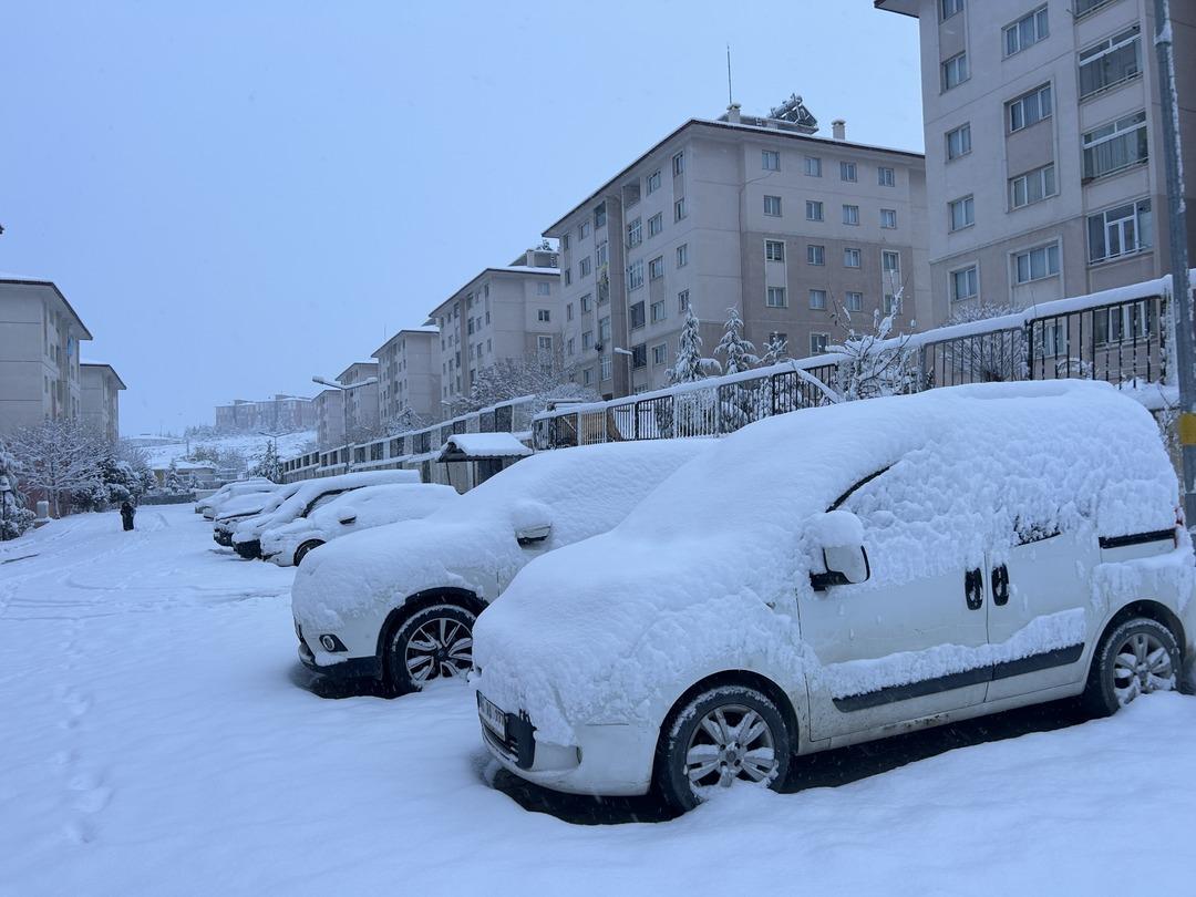 Bir kent beyaza büründü: Uçaklar inemedi! Meteoroloji den kuvvetli kar uyarısı 1