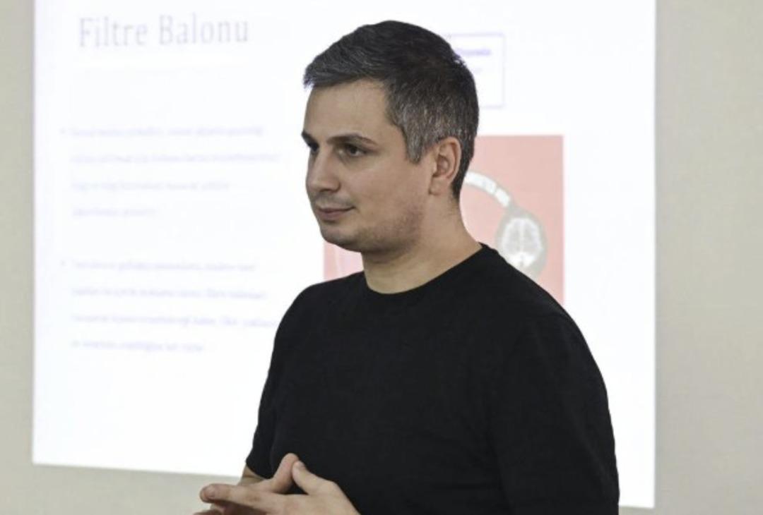 Mehmet Akif Ersoy dan Furkan Torlak a  K&uuml;t&uuml;phane  esprisi! Mekana b&ouml;yle g&ouml;t&uuml;rm&uuml;ş 2