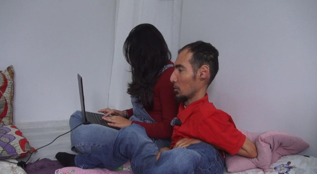 Ne ellerini ne de ayaklarını kullanabiliyor: 20 yılda 16 kitap çıkardı! 1