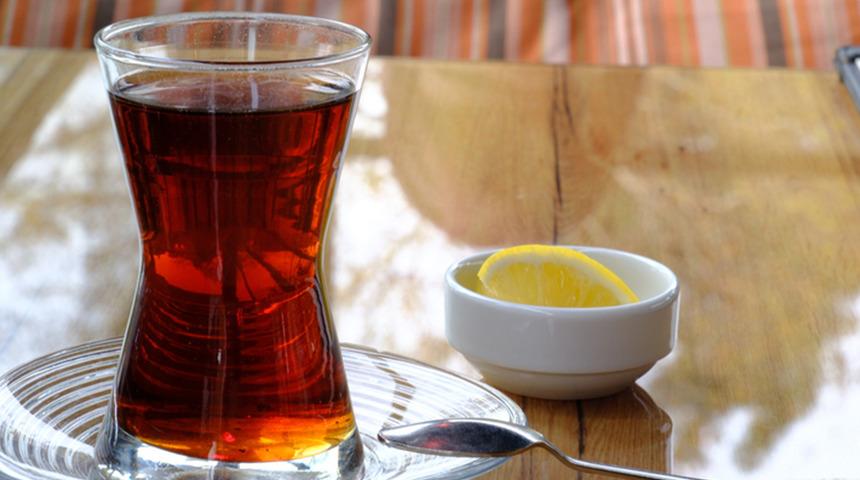 &Ccedil;aya limon atmak faydalı mı? Yeni bir faydası ortaya &ccedil;ıktı! 