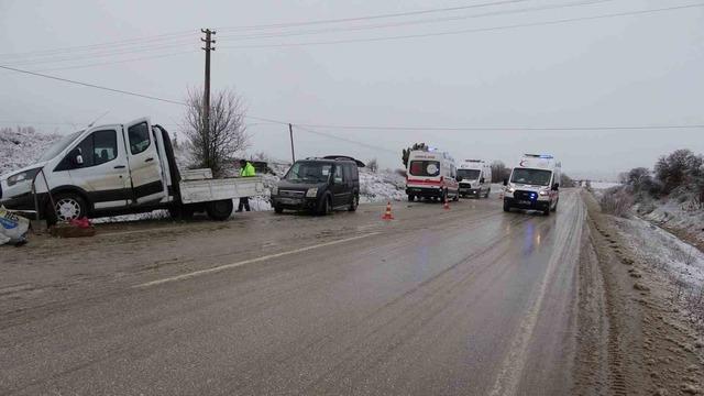 Kastamonu’da işçileri taşıyan kamyonet yan yattı: 7 yaralı 1