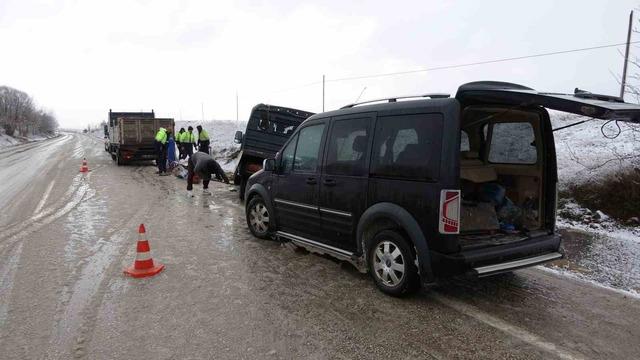 Kastamonu’da işçileri taşıyan kamyonet yan yattı: 7 yaralı 2