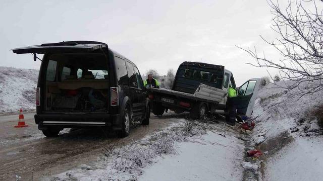 Kastamonu’da işçileri taşıyan kamyonet yan yattı: 7 yaralı 3