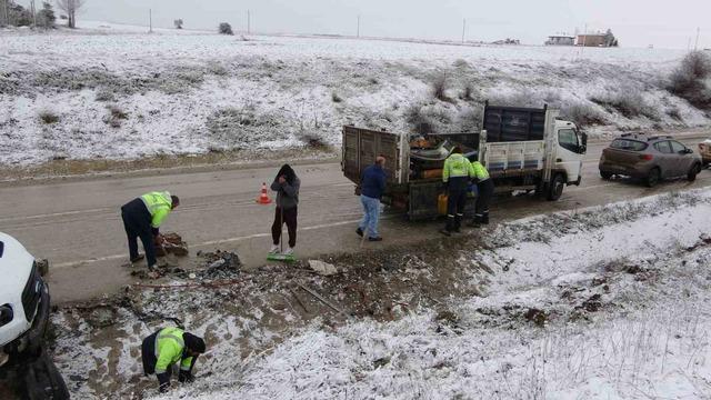 Kastamonu&rsquo;da iş&ccedil;ileri taşıyan kamyonet yan yattı: 7 yaralı 5
