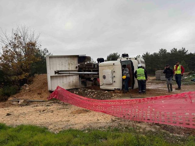 Devrilen kamyonda sıkışan sürücüsü yaralandı 1