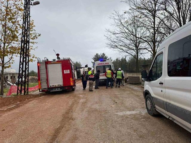 Devrilen kamyonda sıkışan sürücüsü yaralandı 2
