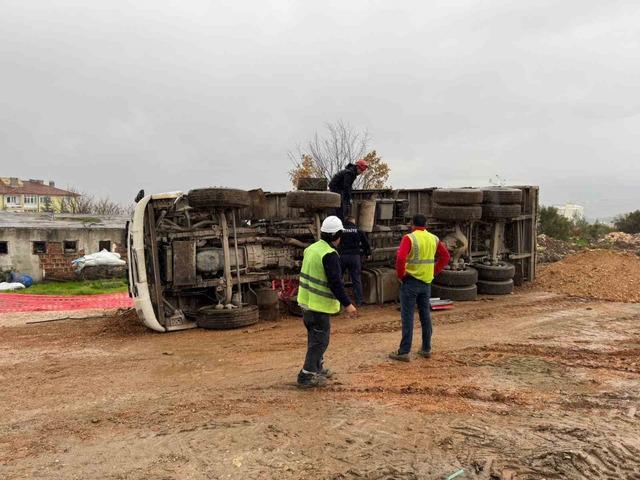 Devrilen kamyonda sıkışan s&uuml;r&uuml;c&uuml;s&uuml; yaralandı 3