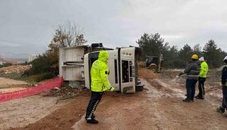 Devrilen kamyonda sıkışan s&uuml;r&uuml;c&uuml;s&uuml; yaralandı