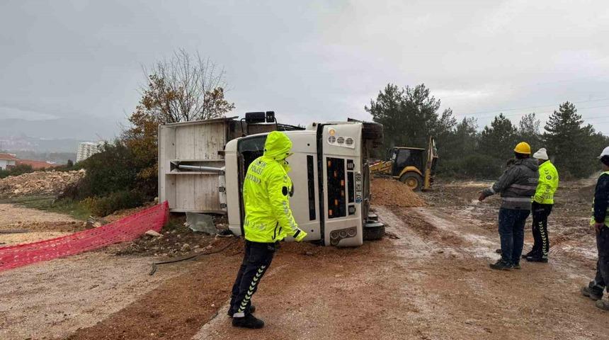 Devrilen kamyonda sıkışan s&uuml;r&uuml;c&uuml;s&uuml; yaralandı
