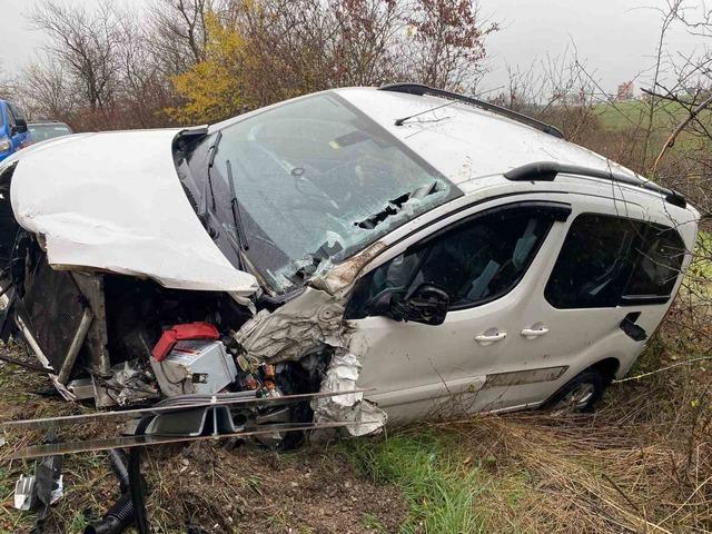 Hafif ticari araç kamyona çarptı: 2 yaralı 5