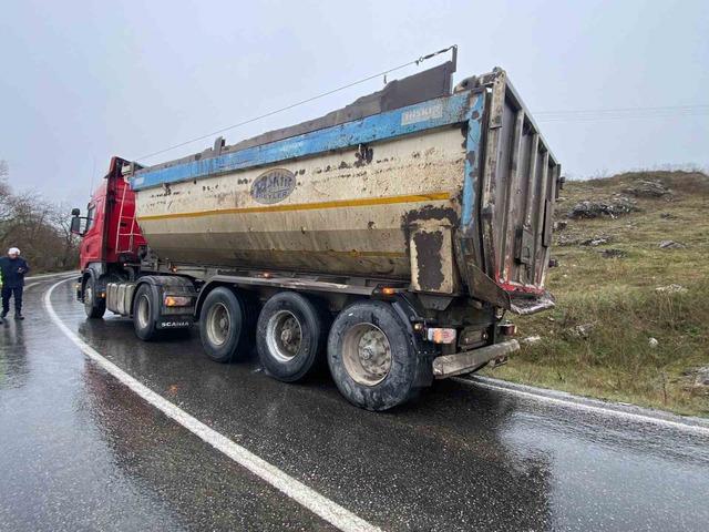 Hafif ticari araç kamyona çarptı: 2 yaralı 4