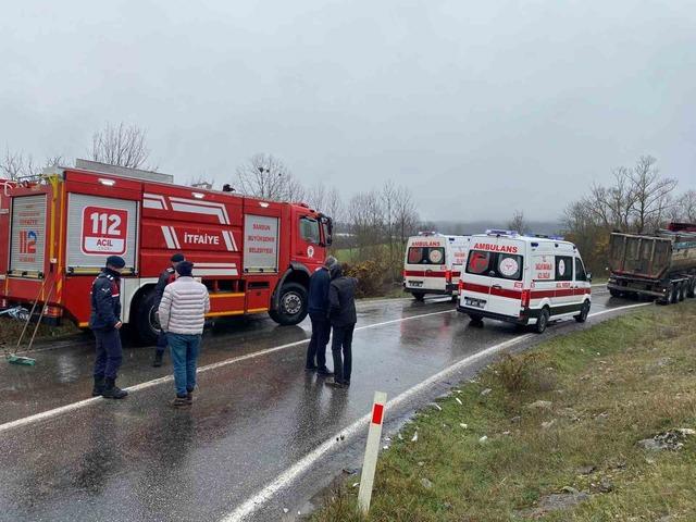 Hafif ticari araç kamyona çarptı: 2 yaralı 3