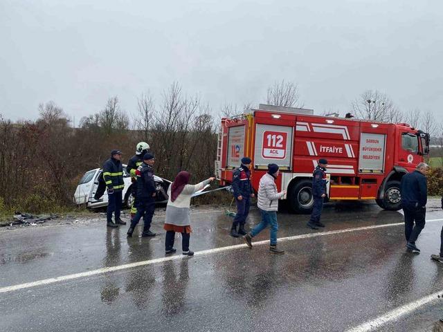 Hafif ticari araç kamyona çarptı: 2 yaralı 2