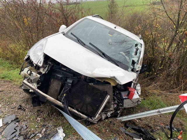 Hafif ticari araç kamyona çarptı: 2 yaralı 1