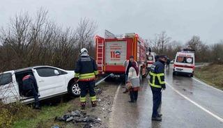 Hafif ticari ara&ccedil; kamyona &ccedil;arptı: 2 yaralı