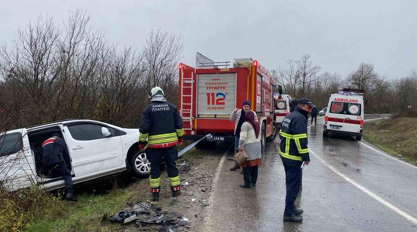 Hafif ticari ara&ccedil; kamyona &ccedil;arptı: 2 yaralı