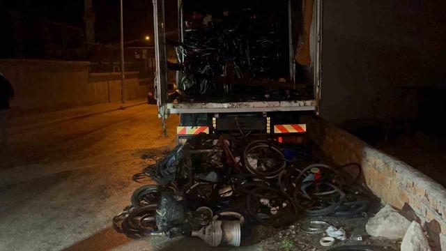 Bisiklet yüklü kamyonda çıkan yangının sebebi araştırılıyor 5