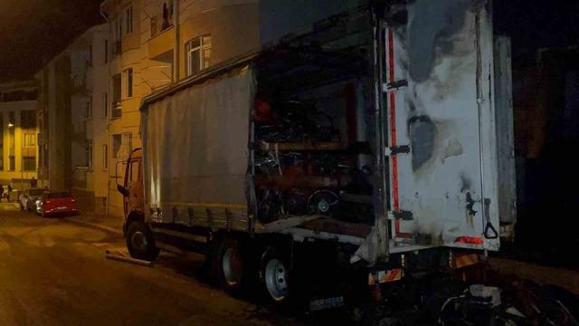 Bisiklet yüklü kamyonda çıkan yangının sebebi araştırılıyor 2