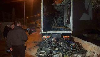 Bisiklet y&uuml;kl&uuml; kamyonda &ccedil;ıkan yangının sebebi araştırılıyor