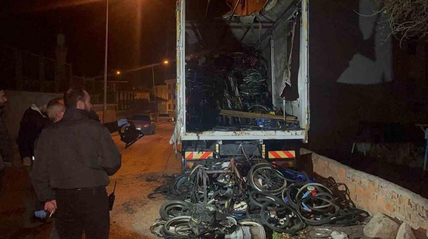 Bisiklet y&uuml;kl&uuml; kamyonda &ccedil;ıkan yangının sebebi araştırılıyor