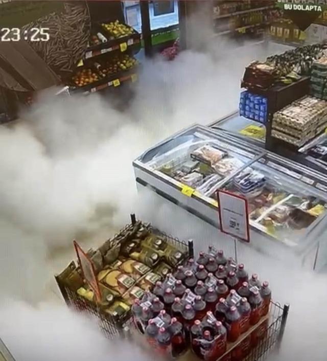 Markette ilgin&ccedil; anlar: Yangın t&uuml;p&uuml; yere d&uuml;şt&uuml;, &ccedil;alışan panikle ka&ccedil;tı 1