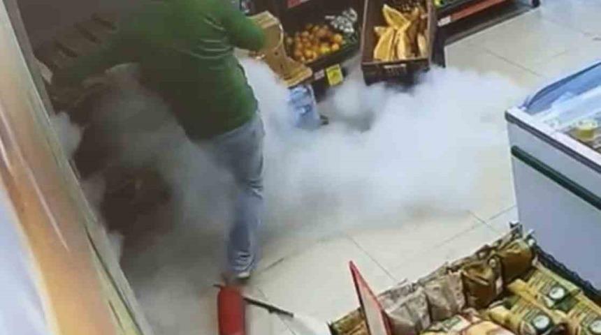 Markette ilgin&ccedil; anlar: Yangın t&uuml;p&uuml; yere d&uuml;şt&uuml;, &ccedil;alışan panikle ka&ccedil;tı