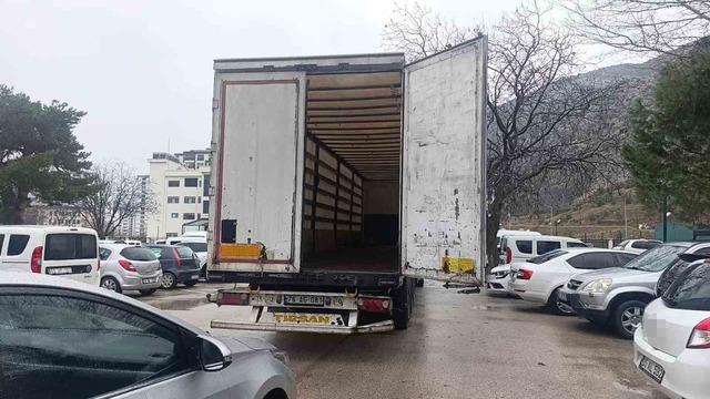 Amasya’da tırdan 42 kaçak göçmen çıktı 3