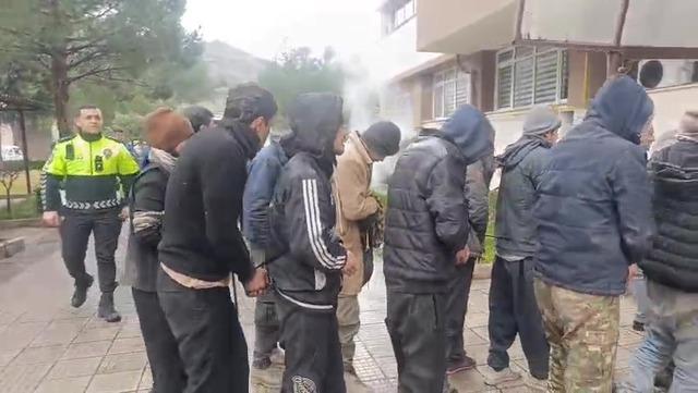 Amasya’da tırdan 42 kaçak göçmen çıktı 1