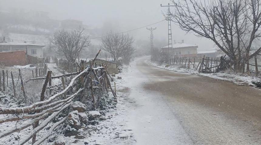 Vezirk&ouml;pr&uuml;&rsquo;de mevsimin ilk kar yağışı