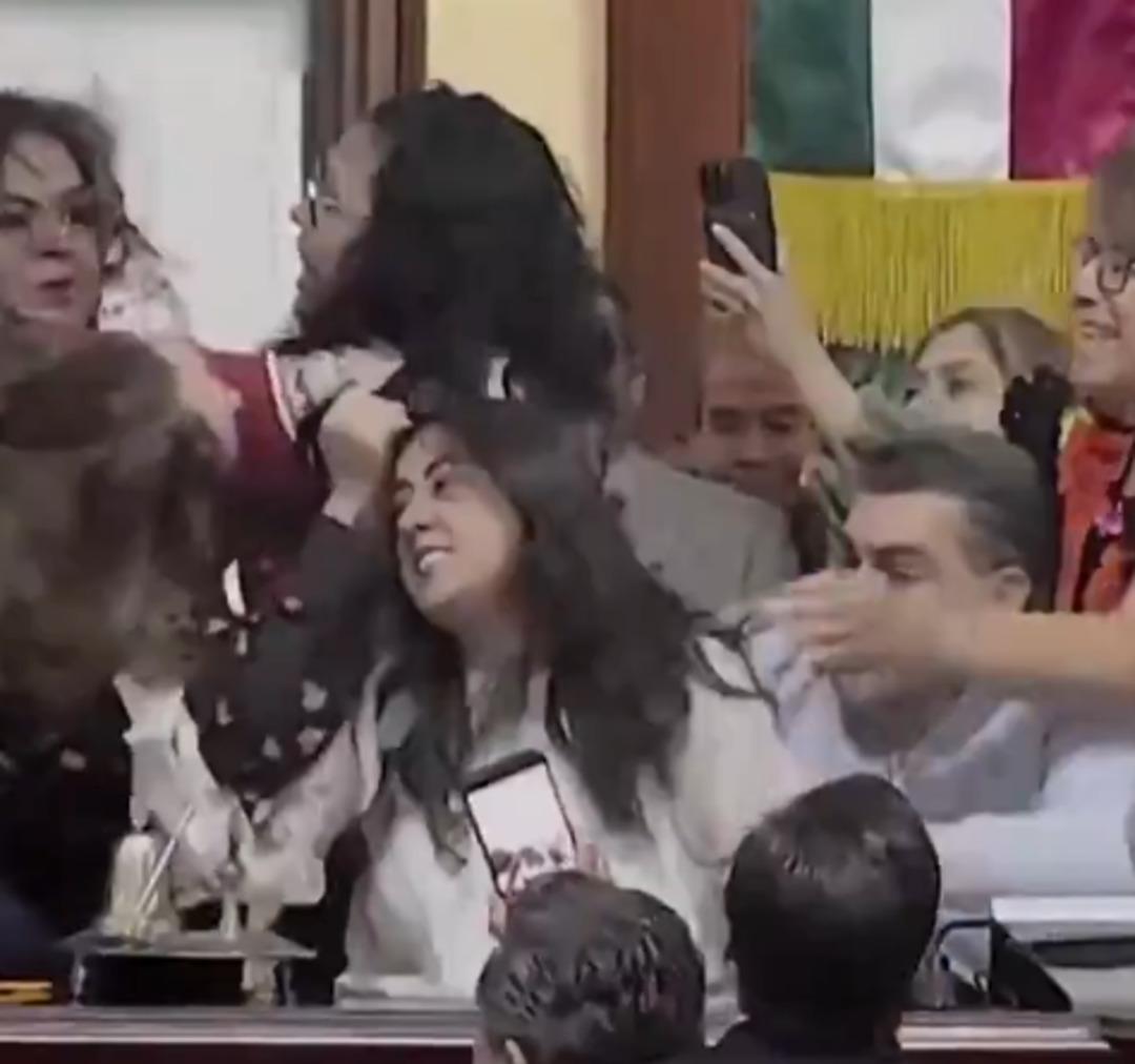 Meksika meclisinde saç saça baş başa kavga! Kadın üyeleri gören inanamadı 1