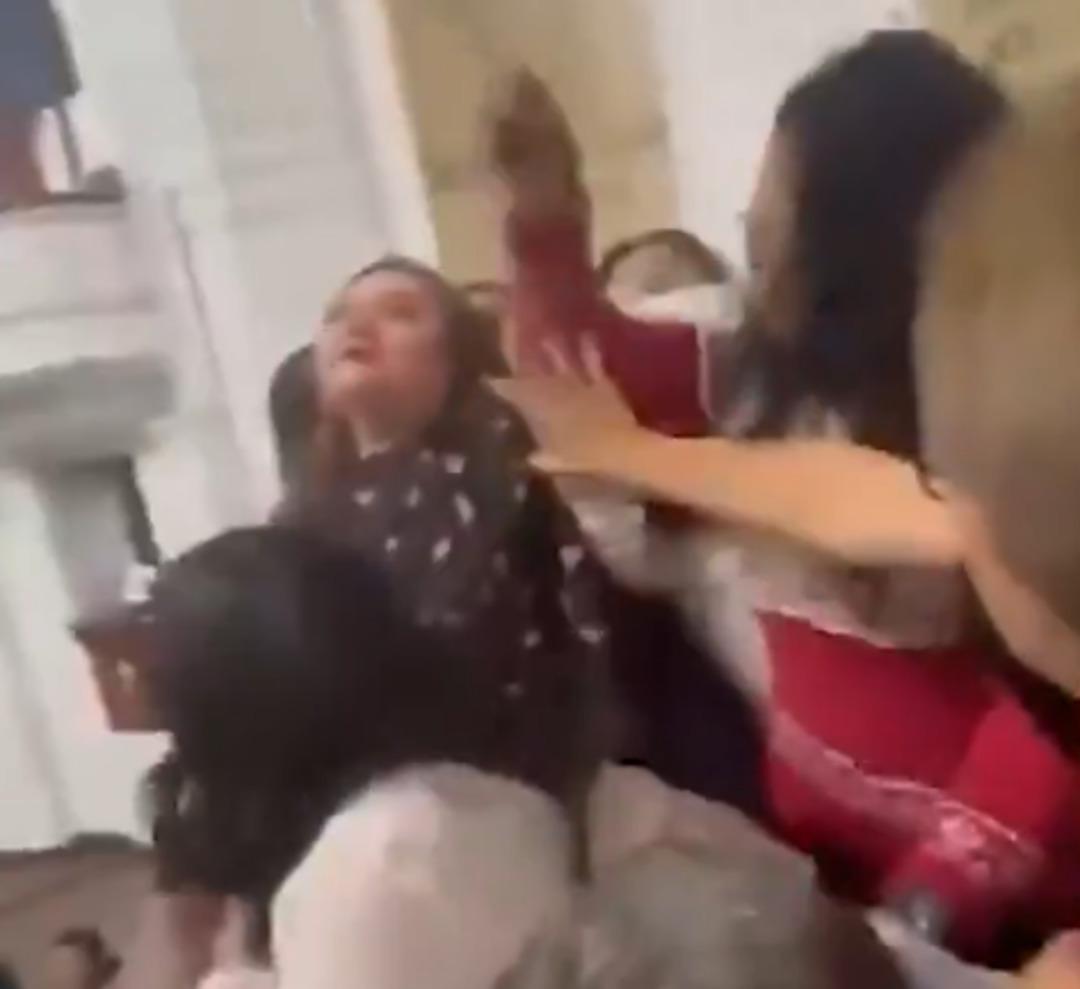 Meksika meclisinde saç saça baş başa kavga! Kadın üyeleri gören inanamadı 3