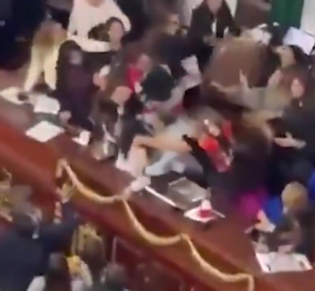 Meksika meclisinde saç saça baş başa kavga! Kadın üyeleri gören inanamadı 4