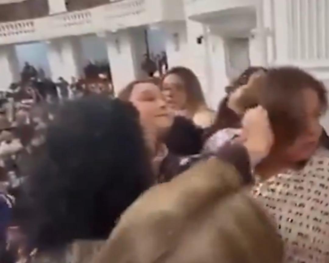 Meksika meclisinde saç saça baş başa kavga! Kadın üyeleri gören inanamadı 5